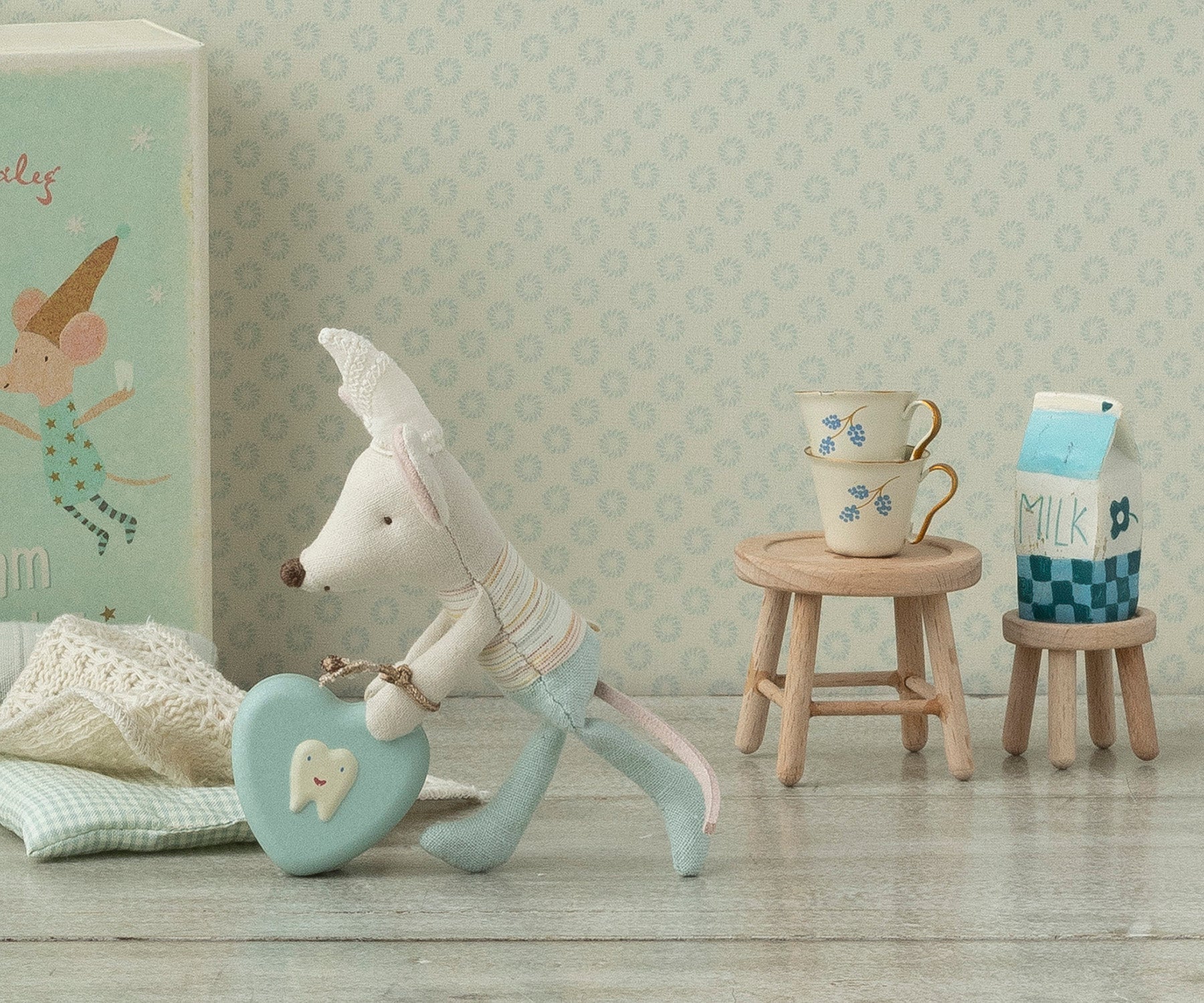 Table And Stool Set, Mouse