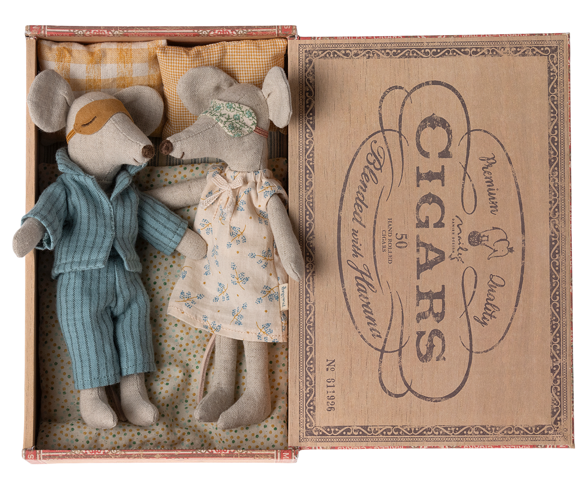 Mum & Dad Mice In Cigarbox