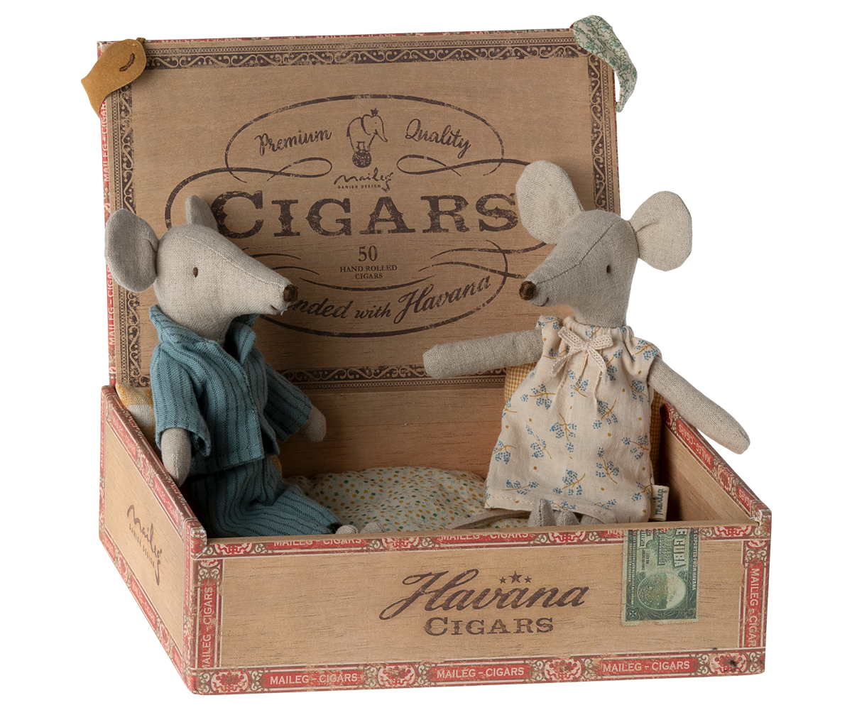 Mum & Dad Mice In Cigarbox